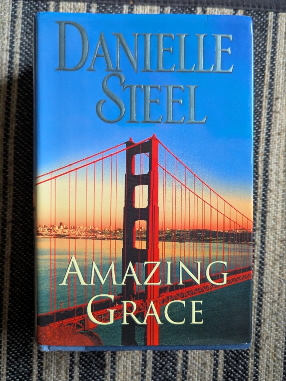 Danielle Steel "Amazing Grace" Hardcover Beautiful Story 324 Pages Easy Read